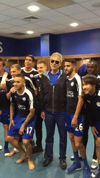Andrea Bocelli con i giocatori del Leicester